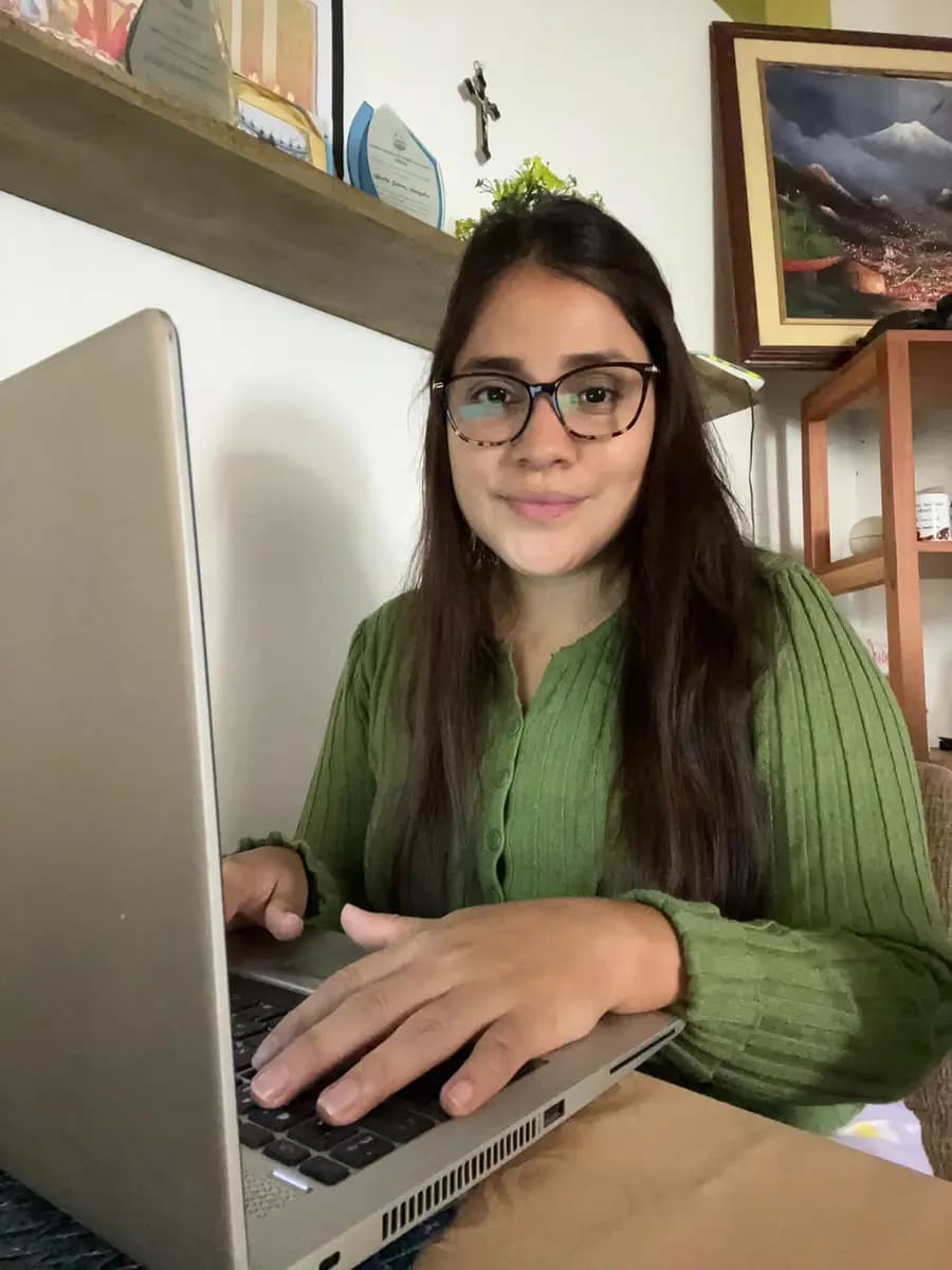 Carolina Quiroz durante una atención online
