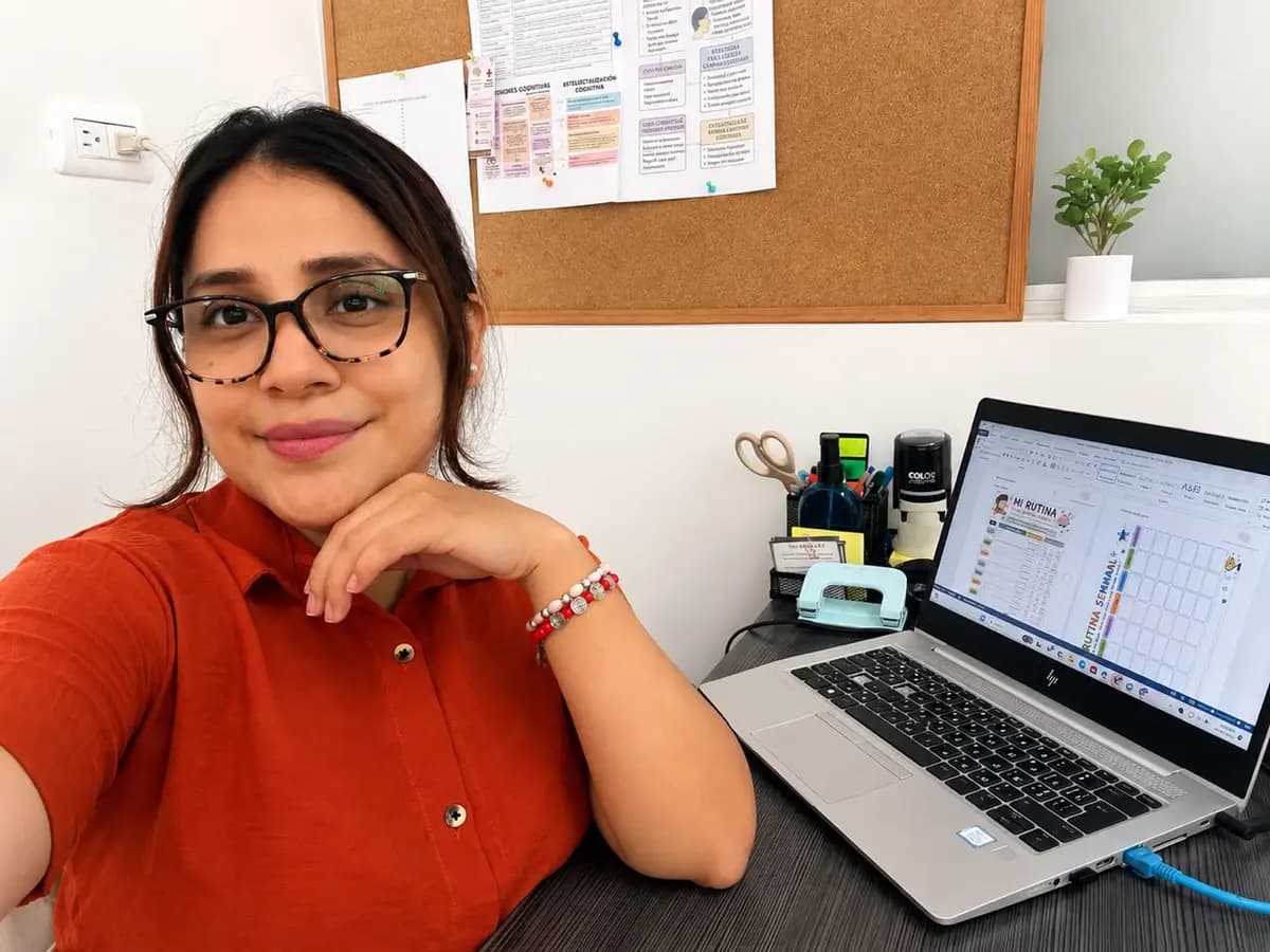 Carolina en su espacio de atención online